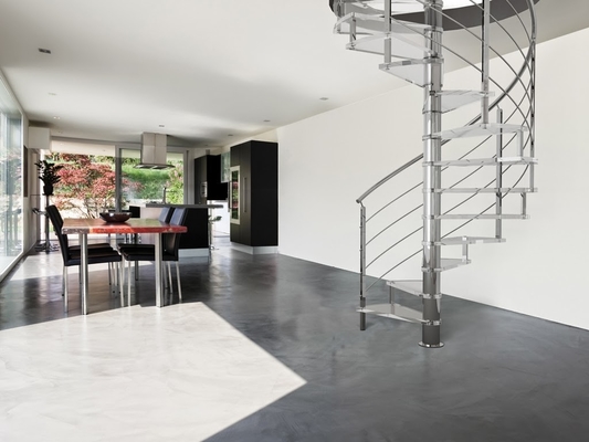 Escadas espirais de aço modernas internas/exteriores com balaustrada inoxidável