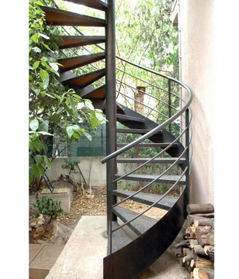 Escadas em espiral externas de metal usadas, madeira maciça/vidro temperado laminado
