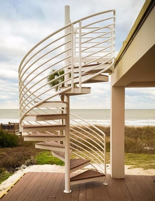 Escadas em espiral externas de metal usadas, madeira maciça/vidro temperado laminado