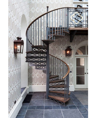 Escadas em espiral externas de metal usadas, madeira maciça/vidro temperado laminado