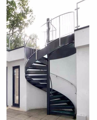 Escadas em espiral externas de metal usadas, madeira maciça/vidro temperado laminado