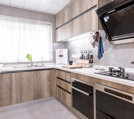 A mobília da madeira maciça coube o material da madeira compensada dos armários de cozinha/MDF