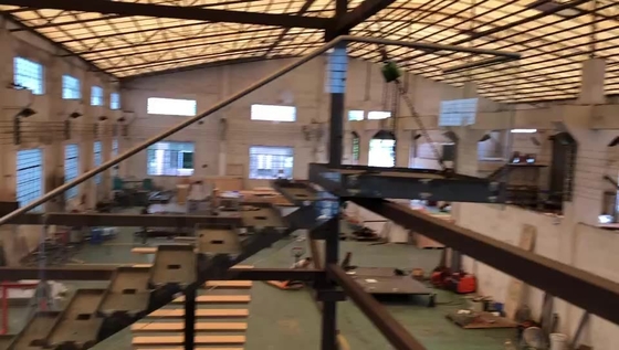 A madeira interna da escadaria do sótão da economia do espaço do estilo australiano pisa a escada reta de flutuação