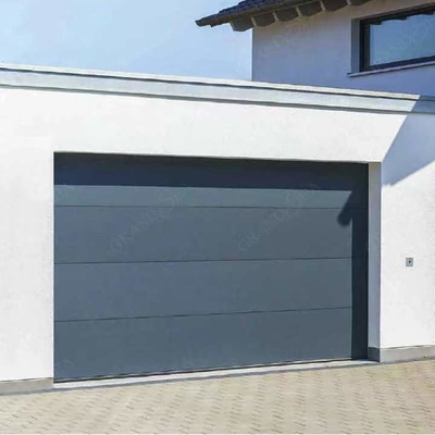 Rolo de aço automatizado exterior contemporâneo do preto da porta da garagem acima da porta com motor