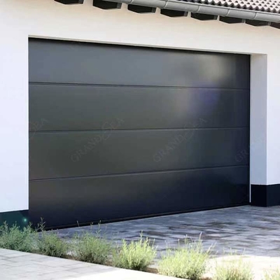 Rolo de aço automatizado exterior contemporâneo do preto da porta da garagem acima da porta com motor