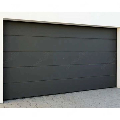Rolo de aço automatizado exterior contemporâneo do preto da porta da garagem acima da porta com motor