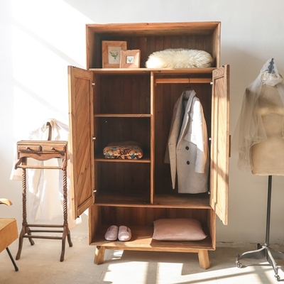 A mão da madeira maciça cinzelou o armário antigo rústico reciclado vestuário personalizado do pinho