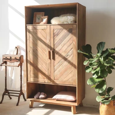 A mão da madeira maciça cinzelou o armário antigo rústico reciclado vestuário personalizado do pinho