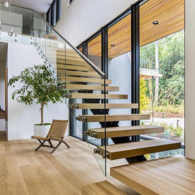 Espaço em forma de L que salvar escadas de flutuação modernas da madeira maciça da escadaria espiral para a casa