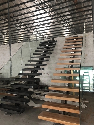 Espaço em forma de L que salvar escadas de flutuação modernas da madeira maciça da escadaria espiral para a casa