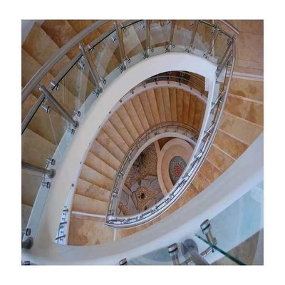 Espaço que salvar a escadaria espiral para o sótão