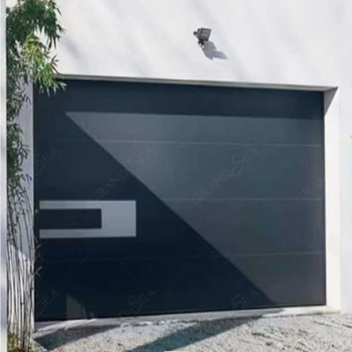 Rolo de aço automatizado exterior contemporâneo do preto da porta da garagem acima da porta com motor